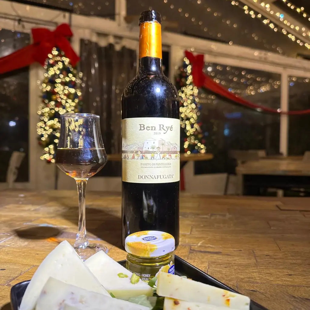 Passito Ben Rye Con La Nostra Selezione Di Formaggi E Miele